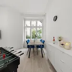 62qm2, Massageseat, Billard-table, King-sized Bed