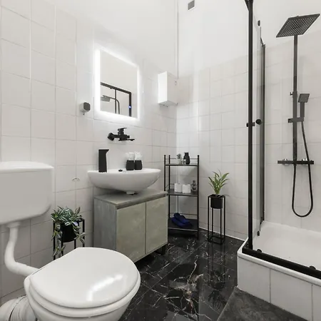 62qm2, Massageseat, Billard-table, King-sized Bed Berlín